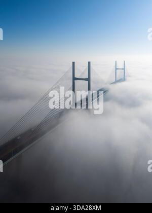 Die Prince of Wales Bridge erhebt sich durch ein Nebelufer über der Severn Mündung. Monmouthshire/Gloucester. UK. Stockfoto