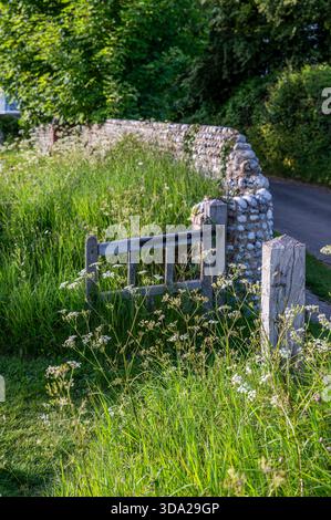 Altes Holztor am Eingang zur St. Margaret's Pfarrkirche in Cley. Stockfoto