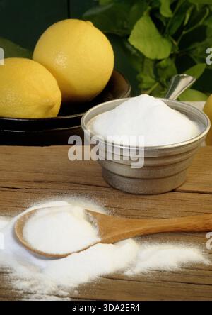 Backnatron in Holzlöffel Stockfoto