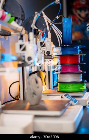 Bunte helle breites Panorama Reihe der Schieber 3d Drucker pla abs-filament Kunststoff auf weißem Hintergrund Stockfoto