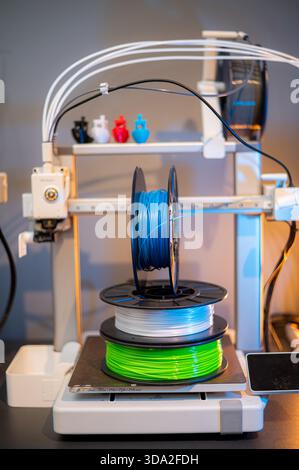 Bunte helle breites Panorama Reihe der Schieber 3d Drucker pla abs-filament Kunststoff auf weißem Hintergrund Stockfoto