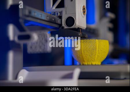 3D-Drucker. Leerer leerer 3D-Drucker. 3D-Drucker funktioniert nicht. Leerer sauberer 3D-Drucker-Desktop ohne Druckvorgang. Stockfoto