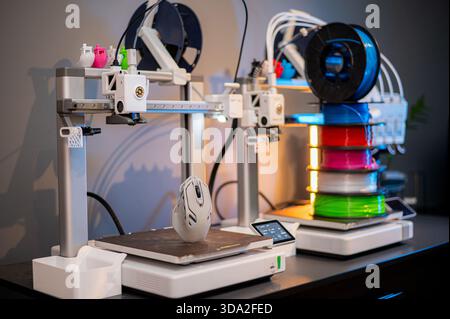 3D-Drucker. Leerer leerer 3D-Drucker. 3D-Drucker funktioniert nicht. Leerer sauberer 3D-Drucker-Desktop ohne Druckvorgang. Stockfoto