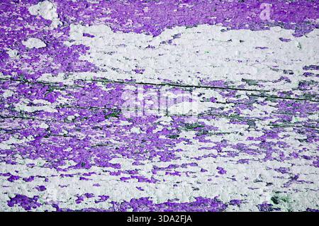 Abblätternde Farbe von violetter Farbe auf dem hölzernen Texturhintergrund Stockfoto