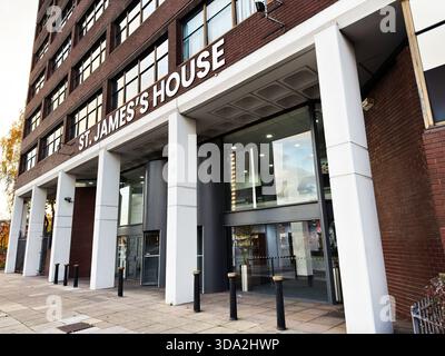 Salford, Großbritannien - 8. November 2025: Eingang zum Bürogebäude in Salford mit Glasfenstern und weißen Säulen. Stockfoto