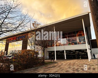 Salford, Großbritannien - 08. November 2025: Außenansicht eines Tesco Extra in Salford mit Parkplätzen und baumlosen Bäumen im Herbst. Stockfoto