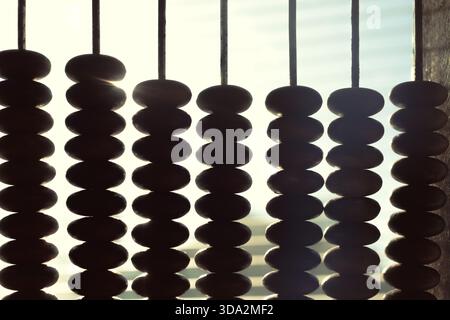 Licht, das durch Fensterjalousien strömt, erzeugt interessante Muster und Schatten in Innenräumen Stockfoto