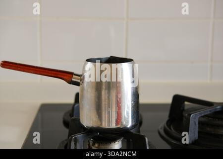 Türkischer Kaffee wird in türkischer Kaffeekanne zubereitet Stockfoto