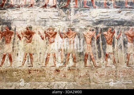 Ägyptischen Hieroglyphen und Zeichnungen an den Wänden und Säulen. Ägyptische Sprache, das Leben der antiken Götter und Menschen in Hieroglyphen und Zeichnungen Stockfoto