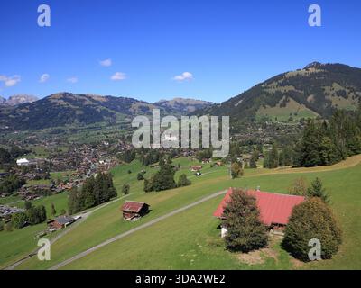 Bergdorf und Ferienort Gstaad im Spätsommer, Schweiz. Stockfoto