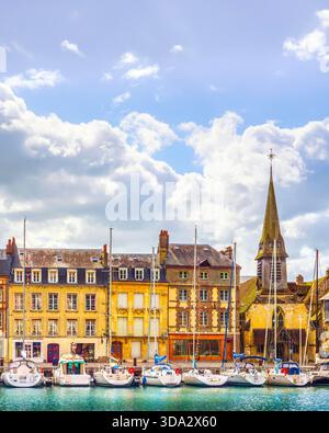 Honfleur Dorf, Gebäude, Kirche und Segelboote im Hafen. Departement Calvados, Region Normandie, Frankreich, Europa. Stockfoto