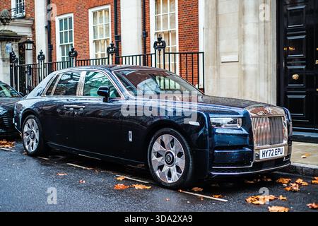 2022 Rolls Royce Phantom in Blue, Mayfair, London, England Stockfoto