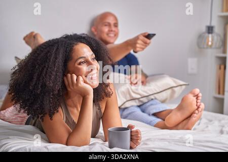 Entspannung am Morgen mit Einem glücklichen Paar im Bett, gemütliche Hausszene für Liebhaber Stockfoto