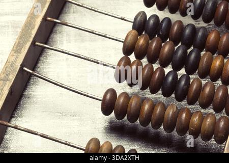 Bunte Holzperlen auf einem traditionellen Abacus, der zum Zählen und mathematischen Berechnungen verwendet wird Stockfoto
