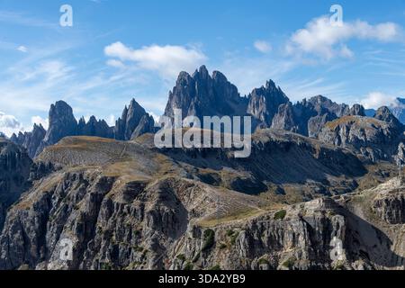 Panoramablick auf Cadini di Misurina zerklüftete Berge mit Wolkenflecken in der Nähe von drei Zinnen in den Dolomiten Stockfoto