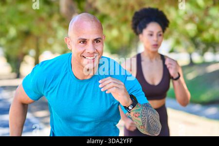 Aktive Outdoor-Aktivitäten: Freundliches Paare-Running-Workout gemeinsam im Park für Fitness-Motivation und Wellness Stockfoto