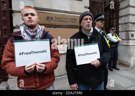 London, Großbritannien. 8. Dezember 2025. Aktivisten stehen am Eingang mit Plakaten, die die Freilassung von medizinischem Personal und anderen von Israel inhaftierten Personen fordern, während eine Koalition palästinensischer Unterstützer vor dem Außenministerium, dem Commonwealth and Development Office (FCDO) protestiert. Die Demonstranten forderten ein Ende des Waffenverkaufs Großbritanniens an Israel und die Verhängung von Wirtschaftssanktionen gegen Israel. Quelle: Ron Fassbender/Alamy Live News Stockfoto