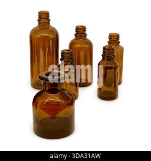 Gruppe leerer brauner Apothekenflaschen aus Glas in verschiedenen Formen und Größen, isoliert auf weißem Hintergrund Stockfoto