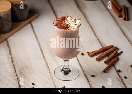 Cremiges Schokoladengetränk mit Marshmallows Stockfoto