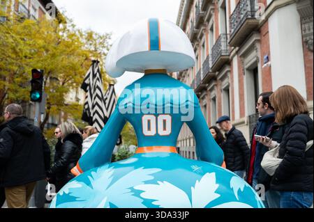 Madrid, Spanien. Dezember 2025. Eine Skulptur in Form der Figuren des Malers Velázquez Las Menina ist während der Ausstellung der Galerie Meninas Madrid zu sehen. Quelle: SOPA Images Limited/Alamy Live News Stockfoto