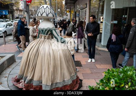 Madrid, Spanien. Dezember 2025. Eine Skulptur in Form der Figuren des Malers Velázquez Las Menina ist während der Ausstellung der Galerie Meninas Madrid zu sehen. Quelle: SOPA Images Limited/Alamy Live News Stockfoto