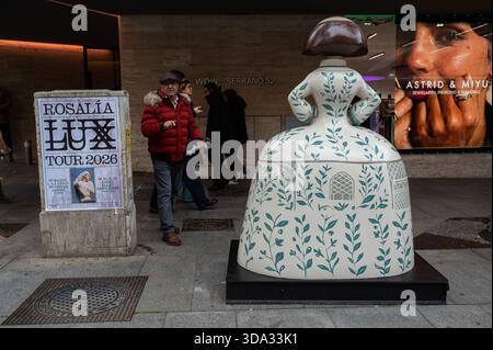Madrid, Spanien. Dezember 2025. Eine Skulptur in Form der Figuren des Malers Velázquez Las Menina ist während der Ausstellung der Galerie Meninas Madrid zu sehen. Quelle: SOPA Images Limited/Alamy Live News Stockfoto