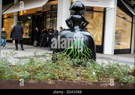 Madrid, Spanien. Dezember 2025. Eine Skulptur in Form der Figuren des Malers Velázquez Las Menina ist während der Ausstellung der Galerie Meninas Madrid zu sehen. Quelle: SOPA Images Limited/Alamy Live News Stockfoto