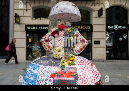 Madrid, Spanien. Dezember 2025. Eine Skulptur in Form der Figuren des Malers Velázquez Las Menina ist während der Ausstellung der Galerie Meninas Madrid zu sehen. Quelle: SOPA Images Limited/Alamy Live News Stockfoto