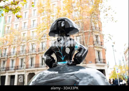 Madrid, Spanien. Dezember 2025. Eine Skulptur in Form der Figuren des Malers Velázquez Las Menina ist während der Ausstellung der Galerie Meninas Madrid zu sehen. Quelle: SOPA Images Limited/Alamy Live News Stockfoto