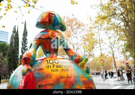 Madrid, Spanien. Dezember 2025. Eine Skulptur in Form der Figuren des Malers Velázquez Las Menina ist während der Ausstellung der Galerie Meninas Madrid zu sehen. Quelle: SOPA Images Limited/Alamy Live News Stockfoto
