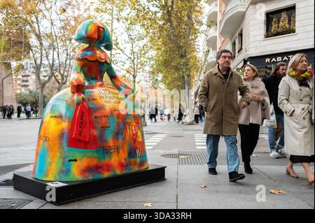 Madrid, Spanien. Dezember 2025. Eine Skulptur in Form der Figuren des Malers Velázquez Las Menina ist während der Ausstellung der Galerie Meninas Madrid zu sehen. Quelle: SOPA Images Limited/Alamy Live News Stockfoto