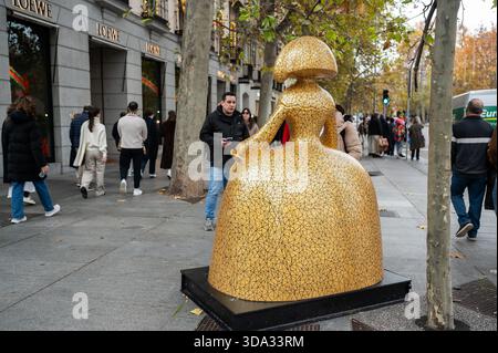Madrid, Spanien. Dezember 2025. Eine Skulptur in Form der Figuren des Malers Velázquez Las Menina ist während der Ausstellung der Galerie Meninas Madrid zu sehen. Quelle: SOPA Images Limited/Alamy Live News Stockfoto