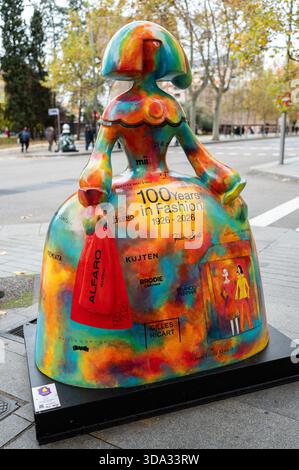 Madrid, Spanien. Dezember 2025. Eine Skulptur in Form der Figuren des Malers Velázquez Las Menina ist während der Ausstellung der Galerie Meninas Madrid zu sehen. Quelle: SOPA Images Limited/Alamy Live News Stockfoto