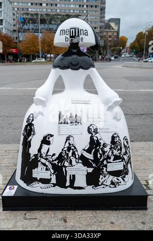 Madrid, Spanien. Dezember 2025. Eine Skulptur in Form der Figuren des Malers Velázquez Las Menina ist während der Ausstellung der Galerie Meninas Madrid zu sehen. Quelle: SOPA Images Limited/Alamy Live News Stockfoto
