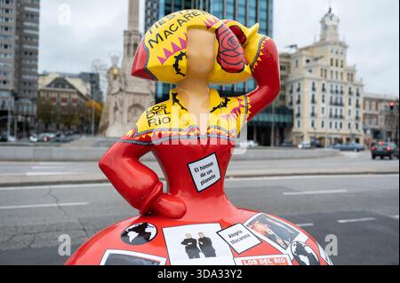 Madrid, Spanien. Dezember 2025. Eine Skulptur in Form der Figuren des Malers Velázquez Las Menina ist während der Ausstellung der Galerie Meninas Madrid zu sehen. Quelle: SOPA Images Limited/Alamy Live News Stockfoto