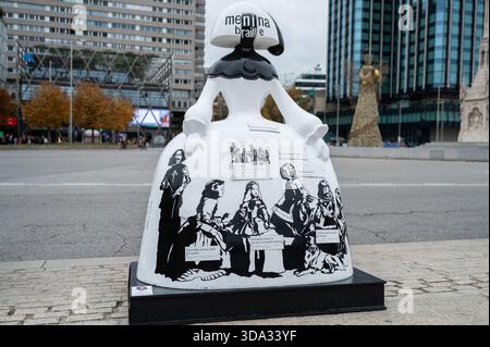 Madrid, Spanien. Dezember 2025. Eine Skulptur in Form der Figuren des Malers Velázquez Las Menina ist während der Ausstellung der Galerie Meninas Madrid zu sehen. Quelle: SOPA Images Limited/Alamy Live News Stockfoto
