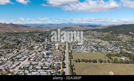 Luftaufnahme der Stadt „Junin de los Andes“, Neuquen, Argentinien. Stockfoto