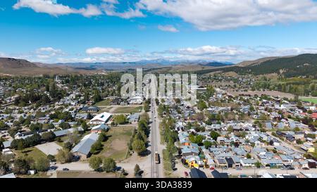 Luftaufnahme der Stadt „Junin de los Andes“, Neuquen, Argentinien. Stockfoto