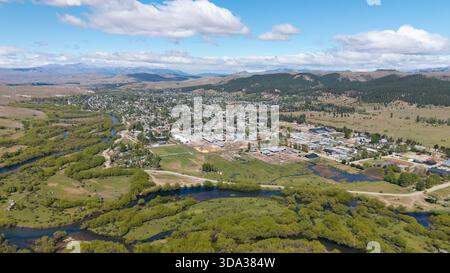 Luftaufnahme der Stadt „Junin de los Andes“, Neuquen, Argentinien. Luftaufnahme der Stadt „Junin de los Andes“, Neuquen, Argentinien. Nahaufnahme von t Stockfoto