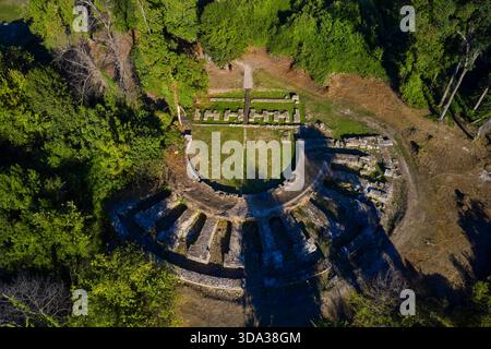 Griechenland, Mazedonien, Dion, archäologische Stätte von Dion, die Stadt Zeus, aus der Vogelperspektive des römischen Theaters Stockfoto