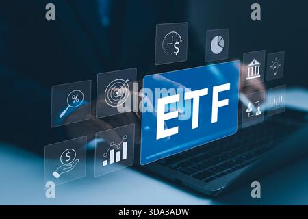 ETF-Investitionskonzept. Geschäftsleute verwenden Laptops mit digitalen Symbolen für börsengehandelte Fonds, Anlagestrategien, Finanzwachstum und Moderne Stockfoto