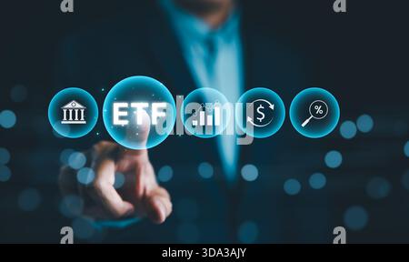 ETF-Investitionskonzept. Exchange Traded Fund, Geschäftsmann mit ETF-Symbolen, die Finanz- und Anlagekonzepte wie börsengehandelte Fonds repräsentieren, M Stockfoto