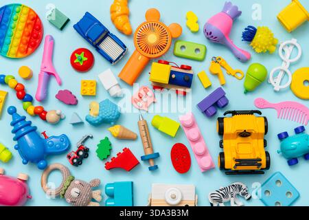 Viele verschiedene Kinderspielzeuge auf blauem Hintergrund mit Platz für Text, Draufsicht, flachem Lay Stockfoto