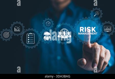 Konzept der Risikoanalyse. Geschäftsmann interagiert mit einer digitalen Schnittstelle, die verschiedene Symbole für Risikomanagement und -Bewertung anzeigt, einschließlich Globa Stockfoto