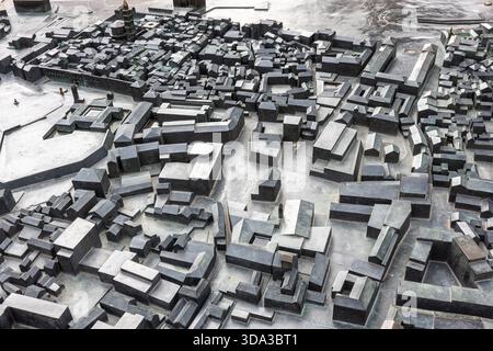 Ein weitläufiger Blick von oben nach unten auf ein dichtes, graues Stadtmodell, das aus Tausenden rechteckiger Betonblöcke besteht. Ideal für Architektur, Planung, Stockfoto