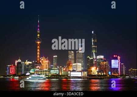 SHANGHAI - 21. November: Nächtlicher Blick auf den Oriental Pearl Tower und die Business Wolkenkratzer in Shanghai am 21. November 2025, China Stockfoto