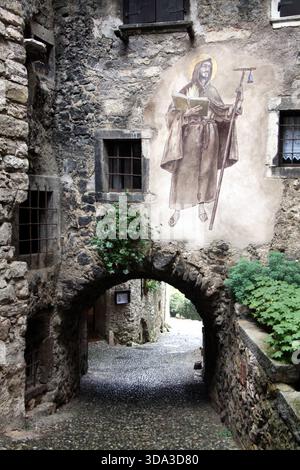 Canale di Tenno Village, Trentino, Italien, 11-10-2014 Beschreibung: Mittelalterlicher Steinbogen und Fresko im Dorf Canale di Tenno, Trentino Stockfoto