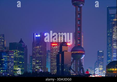 SHANGHAI - 21. November: Nächtlicher Blick auf den Oriental Pearl Tower und die Business Wolkenkratzer in Shanghai am 21. November 2025, China Stockfoto