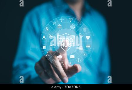 Zero Trust Security-Konzept. Geschäftsmann Touch virtuelle Symbole Zero Trust Sicherheit, Cloud-Schutz, Sicherheit für Geschäftsinformationen Netzwerk, Shields, Co Stockfoto