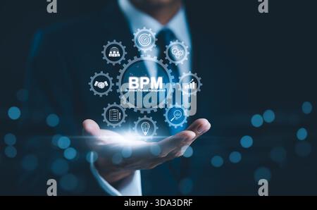 BPM-Konzept. Business Process Management, Geschäftsmann präsentiert eine digitale Schnittstelle, die das Business Process Management (BPM) mit Symbolen darstellt Prozesse, Stockfoto